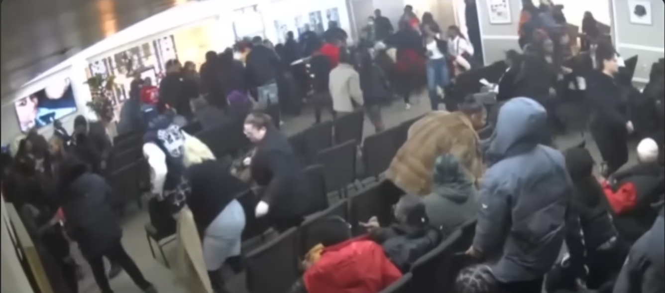 在場者在嫌犯掏出手槍後驚慌逃避。（YouTube@FOX 2 Detroit截圖）